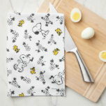 Jordnötter | Snoopy & Woodstock B&W Flower Mönster Kökshandduk<br><div class="desc">Kolla in den här roligten med jordnötsdesign med snoopy och Woodstock.</div>