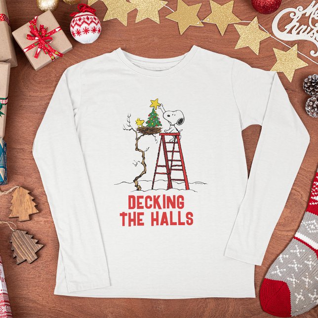 Jordnötter | Snoopy & Woodstock Julgran T Shirt (Shirt on Christmas table)