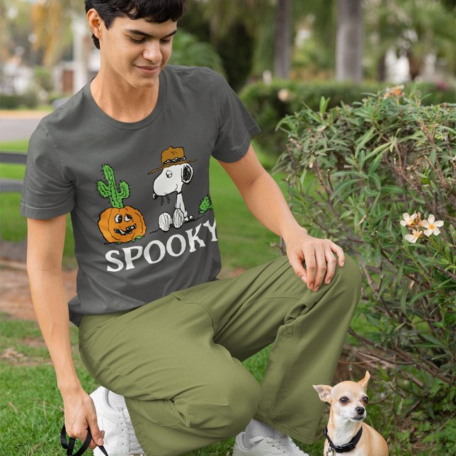 Jordnötter | Spikets Desert Halloween T Shirt (Person wearing shirt)