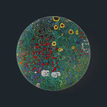 Jordträdgård w Solros by Klimt, Vintage Flowers Knapp<br><div class="desc">Gustav Klimt är en vintage av blommigten Viktorian Era Symbolism bra art. En naturscen med olika blommor och solblommor i en trädgård på en gård.
Konstnären Gustav Klimt (1862-1918) var en österrikisk symbolmålare och en av de mest framstående medlemmarna i rörelsen Wien Art nouveau.</div>