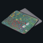 Jordträdgård w Solros by Klimt, Vintage Flowers Laptop Fodral<br><div class="desc">Gustav Klimt är en vintage av blommigten Viktorian Era Symbolism bra art. En naturscen med olika blommor och solblommor i en trädgård på en gård. Om konstnären: Gustav Klimt (1862-1918) var en österrikisk symbolmålare och en av de mest framstående medlemmarna i rörelsen Wien Art nouveau.</div>