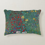 Jordträdgård w Solros by Klimt, Vintage Flowers Prydnadskudde<br><div class="desc">Gustav Klimt är en vintage av blommigten Viktorian Era Symbolism bra art. En naturscen med olika blommor och solblommor i en trädgård på en gård.
Konstnären Gustav Klimt (1862-1918) var en österrikisk symbolmålare och en av de mest framstående medlemmarna i rörelsen Wien Art nouveau.</div>