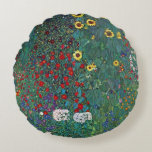 Jordträdgård w Solros by Klimt, Vintage Flowers Rund Kudde<br><div class="desc">Gustav Klimt är en vintage av blommigten Viktorian Era Symbolism bra art. En naturscen med olika blommor och solblommor i en trädgård på en gård. Om konstnären: Gustav Klimt (1862-1918) var en österrikisk symbolmålare och en av de mest framstående medlemmarna i rörelsen Wien Art nouveau.</div>