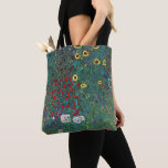 Jordträdgård w Solros by Klimt, Vintage Flowers Tygkasse<br><div class="desc">Fin tote bags som är övertryckt! Finns i två stilar och två storlekar! Gustav Klimt är en vintage av blommigten Viktorian Era Symbolism bra art. En naturscen med olika blommor och solblommor i en trädgård på en gård. Om konstnären: Gustav Klimt (1862-1918) var en österrikisk symbolmålare och en av de...</div>
