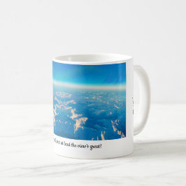Jordvyn snö med tak, bergsområde kaffemugg