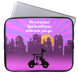 Joshua 1:9flicka på sparkcykeln w/Skyline - Laptop Sleeve