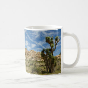 Joshua-träd och blå himmel ökenlandskap kaffemugg