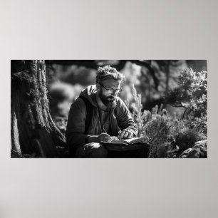 Journalföra ensam i skogen B&W-foto Poster