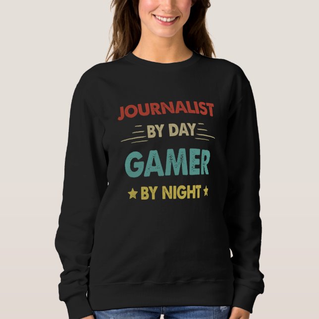Journalist By Day Gamer By Night  1 T Shirt (Framsida)