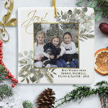 Joy! Elegant Eucalyptus & Gräs Helgdag Photo Julgransprydnad Keramik<br><div class="desc">Denna vackra julprydnad är ett underbart sätt att skicka semesterhälsningar på. Det innehåller ditt foto omgivet av handmålade sprickor av eukalyptus löv och gräs grenar i skuggor av grönt och guld. Bildtexten lyder: Joy! Det finns utrymme för ett kort hälsning eller en not. Elegant och klasser, den här prydnaden är...</div>