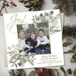 Joy! Elegant Sage & Guld Winter Greenery w/ Photo Julkort<br><div class="desc">Det här helgdag-kortet med kvadratisk elegant har ett foto i ram i guld, omgivet av rustiska sprickor av vintergröna, inklusive gräs grenar och eukalyptus löv. Rubriken lyder: Joy! och det finns utrymme för ett hälsning i kort och ett år, och en namnteckning. Den handmålade vattenfärgsdesignen gör detta kort både homey...</div>