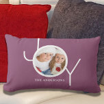 Joy Family Lila Photo Lumbarkudde<br><div class="desc">Den här snyggten är Photo Pillow dekorerat med ord JOY i vit modern typografi på lila. Anpassade enkelt med ditt foto och namn. Gör en underbar familjesammans.</div>
