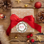 Joy Family Namn-julfransen Runt Klistermärke<br><div class="desc">Elegant Kantblad för personlig av julklapp. Utformningen har en vacker krans av grönt,  gräs och röda hollbär. Den här julhelgen innehåller extra perfekt till dina presentomslagspapper. Enkel att anpassa all text. Glad helg!</div>