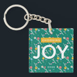 Joy Helgdag Berries Grönt jul Anpassningsbar<br><div class="desc">Den här designen har en nyskapande glimt i grönt,  gult,  rosa och blått med ord "Chosing Joy". År är anpassade.</div>