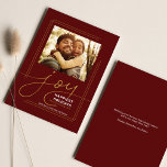Joy Jul för Family Hälsning Photo Script Joy Julkort<br><div class="desc">Jultiden handlar om tillsammans,  och att skicka ett personlig kort med ett foto till familjen är perfekt att ansluta igen på ett speciellt och festligt sätt. Lägg till ett meddelande om anpassningsbar på baksidan genom att klicka på knappen "Anpassa"</div>