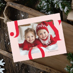 JOY Jul Photo | Modern Red & Rosa Family Vykort<br><div class="desc">säsongens magi med det här JY-fotokortet. Med fet röd typografi på en rosa ram, framhäver den här moderna helgdag ditt favoritfoto i familjen. Perfekt för föräldrar, barn och mor- och farföräldrar, det här heliga kortet ger värme och festcharm. Anpassa enkelt ditt eget foto och din familj namn till en unik...</div>