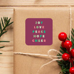 Joy Kärlek Peace-hoppet jul i Modern Typografi Fyrkantigt Klistermärke<br><div class="desc">En enkel,  modern,  djärv och färgstark juldekal i rött och grönt med ord: "Njut,  kärlek,  fred,  hopp,  glädje".</div>