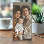 Joy - Modern skriptfoto - enkel Julkort<br><div class="desc">Vitt skript över fotot från porträtt - subjekt överst. En fullt är med på framsidan. En enkel och snyggt helgdag som markerar dina foton. Om du har problem med bilderna eller texten klickar du på anpassningsknappen så att du kan flytta runt sak och göra ändringar.</div>