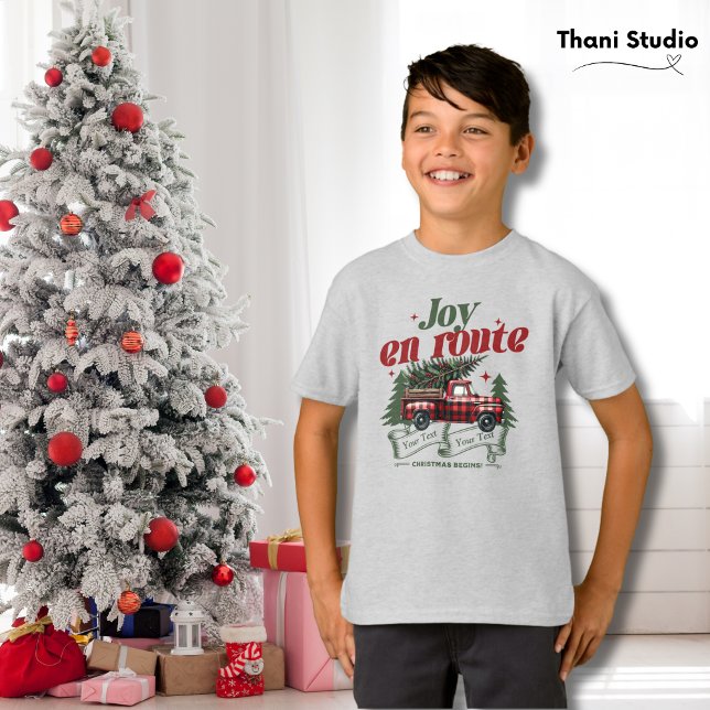 Joy på väg jul Begins Lastbil & X Mas Träd T Shirt (Skapare uppladdad)