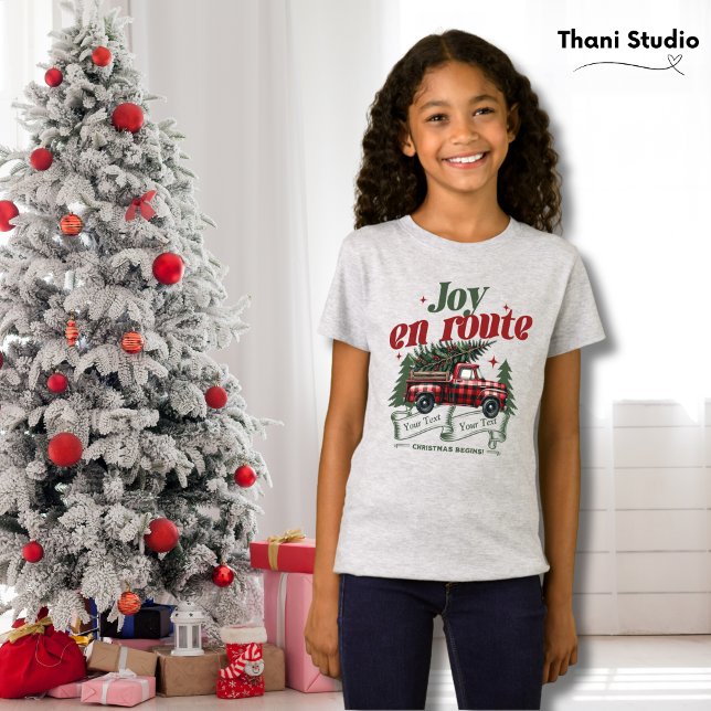 Joy på väg jul Begins Lastbil & X Mas Träd T Shirt (Skapare uppladdad)