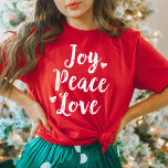 Joy Peace Kärlek Red Brushed Helgdag T Shirt<br><div class="desc">Kvinnors Joy Peace och Kärlek snyggt helgdag T-skjorta i det moderna vita penselskript med söta hjärtaccenter. Röd t-shirt färg kan anpassas.</div>