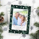 Joy Peace Kärlek Watercolor Winter Greenery Photo Julkort<br><div class="desc">Modern och enkel jul | Fotokort med Helgdag på grönt och vit vintergrön mönster bakgrund. Om du vill ha en mer avancerad anpassning av den här designen klickar du på BLUE DESIGN VERKTYG för att ändra teckensnitt,  storleka och färg.</div>
