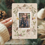 Joy Peace Kärlek Watercolor Woodsy Mushroom Photo Julkort<br><div class="desc">Bläddra stollig under säsongen med vårt förtjusande vattenfärgade helgdag av träskbevuxen svamp! Det är perfekten att skicka lite konstnärlig magi till dina kära i julhelgen. Vår vismatiska och charmerande design sprider sig med våra handmålade vattenfärgade svampar, vintergröna och bär. Sprid glädje och omfamna naturens skönhet med vårt vattentäta helgdag-kort. Originalteckningar...</div>