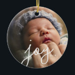 Joy Photo Anpassningsbar jul Ornament<br><div class="desc">Fotoprydnadsföremål är den gåva som behållan ge år efter år. Vilket bättre sätt att spela in året än med en klassisk, men modern fotodekoration som innehåller det foto du väljer och "glädjen" i ord i ett vackert skript. Perfekt till träd eller som gåva. Koordinerar Parcel Studios Joy helgdag-samling. År är...</div>