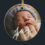 Joy Photo Anpassningsbar jul Ornament<br><div class="desc">Fotoprydnadsföremål är den gåva som behållan ge år efter år. Vilket bättre sätt att spela in året än med en klassisk, men modern fotodekoration som innehåller det foto du väljer och "glädjen" i ord i ett vackert skript. Perfekt till träd eller som gåva. Koordinerar Parcel Studios Joy helgdag-samling. År är...</div>