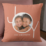 Joy Photo Kudde<br><div class="desc">Den här snyggten dekoreras Helgdag Photo Pillow med ord JOY i modern vit typografi på terakotta-bakgrund. Det gör en underbar familjesammanhållning. Anpassade enkelt med ditt foto och namn.</div>