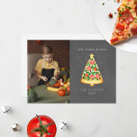 Joy Pizza Kärlek Chalkboard Photo Julkort<br><div class="desc">Illustration av en Julgran-formad del av pizzan som dekorerats med rött och grönt och en stjärna på toppen. Anpassa namn,  år och foto. Bakgrunden är en kartläggning som inspirerats.</div>