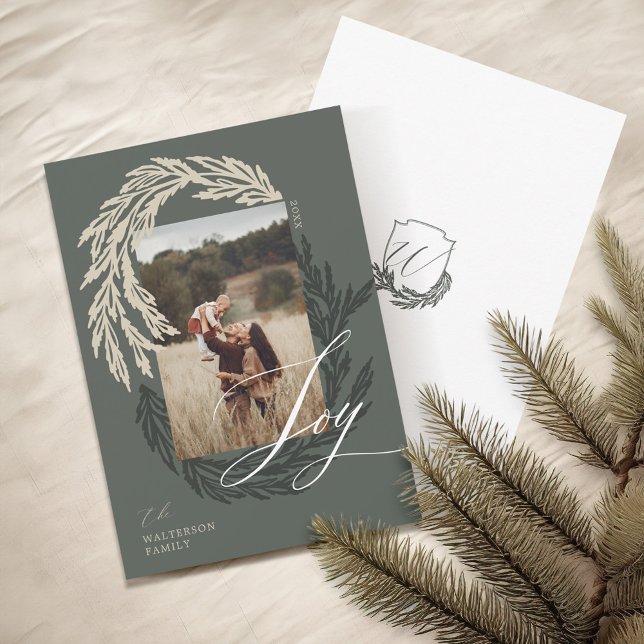 Joy-skript för Winter Garland-krans, foto och mono Julkort (Winter Garland Wreath Joy Script Photo & Monogram Holiday Card)