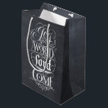 Joy till World Chalkboard Christian Calligraphy<br><div class="desc">Varje gång jag sjungor i jul sång är "Joy to the World"-delen alltid så mycket roligt. Den kommer ut i fullt styrka och med... JOY. Det var inspirationen till denna fantastiska biet av kalligrafisk grafik genom att professionell skrev konstnären Ivan Angelic. Så modern på den riktiga kretsmönsterbakgrunden, så modernt och...</div>