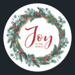 Joy till World Evergreen God God-jul Runt Klistermärke<br><div class="desc">Utformningen har en säsong evergreen-andetag med hälsning "Joy to the World" i röd kalligrafi.</div>