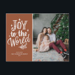 Joy to World jul Sång Terracotta Photo Helg Vykort<br><div class="desc">Herren är kom! Anpassade julfotopapport sång med handskrift,  sparkler och löv på terracotta-bakgrund. Anpassa genom att lägga till namn,  foton,  adress och meddelanden. Skicka önskemål och hälsning till familj och vänner med detta rustiska julkort.</div>