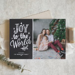 Joy to World Lettering Chalkboard Photo Helgkort<br><div class="desc">Herren är kom! Anpassadets religiösa julfotokort med handskrift,  sparkler och löv med faux kritbakgrund. Anpassa genom att lägga till namn,  foton,  adress och meddelanden. Skicka önskemål och hälsning jul till familj och vänner med det här roliga julkortet.</div>