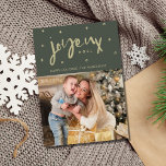 Joyeux Noel-familjens fotojul Julkort<br><div class="desc">Skicka ditt varmaste önskemål i stil den här julhelgen med vårt Grönt och Guld Joyeux Noël-familjens foto-Helgdag-kort. I en grönt för jägare av riker är kortets framsida en ode till det traditionella färgen av jul. Elegant guld accents tillför en smula sofistikering, skapar det verkligen stå klart. Uttrycket "Joyeux Noël" i...</div>