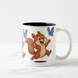 Joyful Chase – Happy Squirrel & Butterfly Två-Tonad Mugg