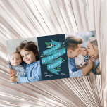 Joyous Tidings Hanukkah Photo Card Fotokort<br><div class="desc">Bekvämt illustrerade fotokort innehåller två favoritfoton. "May kärlek och light fill your eart at Hanukkah" visas i mitten i handskriven typografi på ett blått vattenfärgband som är accentuerat med grönt löv och vita bär. Anpassa med namn och året i vitt.</div>