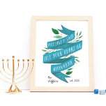 Joyous Tidings | Personlig Hanukkah Art Print Poster<br><div class="desc">Bekvämt illustrerade trycksaker "kan kärlek och ljuda fylla ditt hjärta vid Hanukkah" i handskriven typografi på ett blått vattenfärgband som accentueras med grönt löv och vita bär. Anpassa till din familj namn och år som har skapats för en unik anpassningsbar utöver din helgdag-dekor.</div>