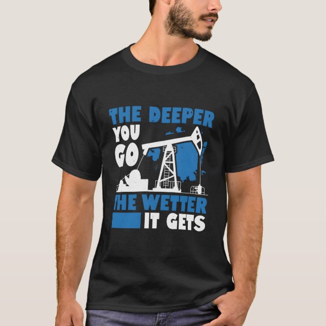 Ju djupare du går i brevet som får olja Fält T Shirt (Framsida)
