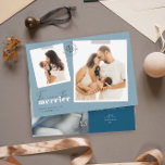 Ju mer Merrier Blue Birth-annonser Foto Julkort<br><div class="desc">Ett modernt helgdag-kort som ett födelsemeddelande för en pojke i blått med ett enkelt minimalt meddelande "Ju mer merrier desto mer" innehåller mallar för 2 foton framtill och 1 på baksidan Personliggör med namn, kort på framsidan och på baksidan av baby. * Front bilder av Jonathan Borba om Unsplash Back...</div>