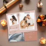 Ju mer reklamfoto för Merrier Rust Birth Julkort<br><div class="desc">Ett modernt kort för helgdag som ett neutralt födelsemeddelande i ljuset terracotta på framsidan och mörken på baksidan med ett enkelt minimalt meddelande "Ju mer merrier", med mallar för 2 foton på framsidan och 1 på baksidan Personaliserar med namn, kort på framsidan och på baksidan av baby-staterna. * Front bilder...</div>