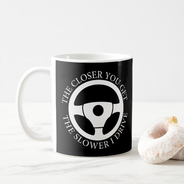 Ju närmare du blir, desto långsammare blir min Coo Kaffemugg (Med munk)