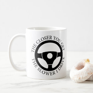 Ju närmare du kommer desto långsammare kör jag Sar Kaffemugg