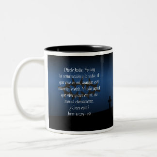 Juan 11:25 - 26 Taza lurar versoen Biblico Två-Tonad Mugg