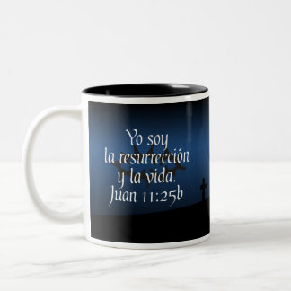 Juan 11:25 b Taza lurar versoen Biblico Två-Tonad Mugg