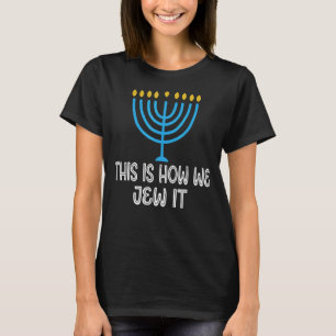 Jude Hanukkah Menorah presenterar det här som vi j T Shirt