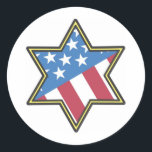 Judiska amerikanska gåvor till Hanukkah Runt Klistermärke<br><div class="desc">Ge är de judiska amerikanska gåvorna som Hanukkah presenter till familj och vänner till bäran hela året,  som visar patriotiskt judiskt pride. Vilken unik tittar amerikansk flagga i David stjärna!</div>