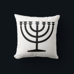 Judiska Menorah (judensimens symbol) Kudde<br><div class="desc">Denna design illustrerar en menorah som används av judar för att fira den åttadagarsvisa helgdag Hanukkah. Menorah är en niogrenade candelabrum som tänds under Hanukkah. Åtta av de nio grenar håller ljus (ljus eller oljelampor) som symboliserar de åtta nätterna i helgdag. Varje natt tänds ytterligare ett ljus än föregående natt...</div>